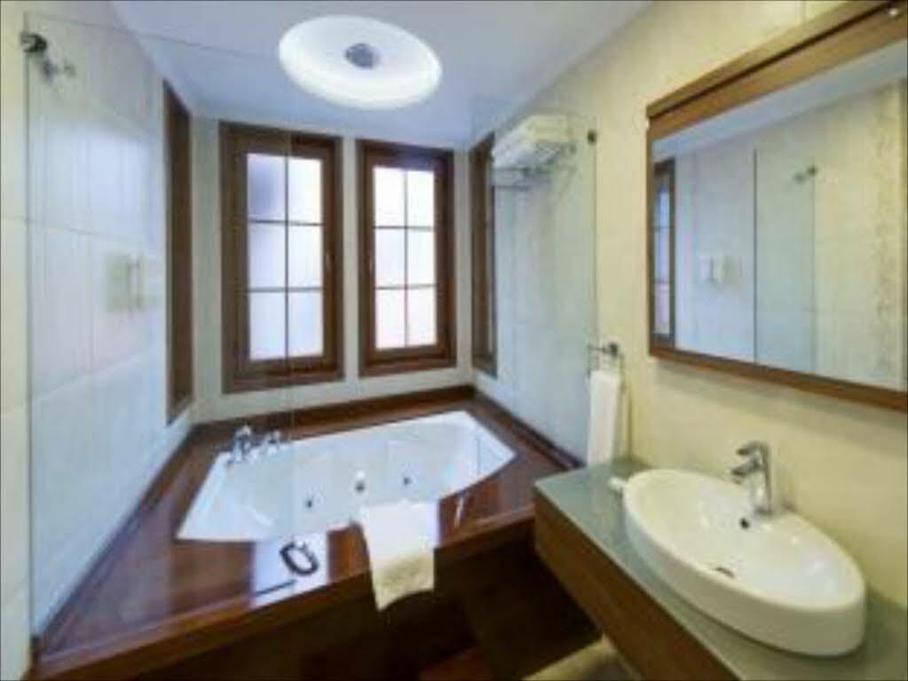 Cesmeli Konak Hotel Сіліврі Екстер'єр фото